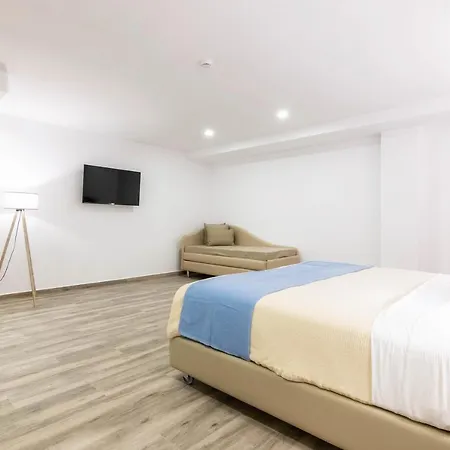 Iakinthos, Hotel