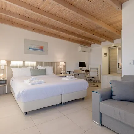 Iakinthos, Hotel