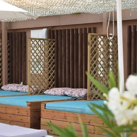 Iakinthos, Hotel